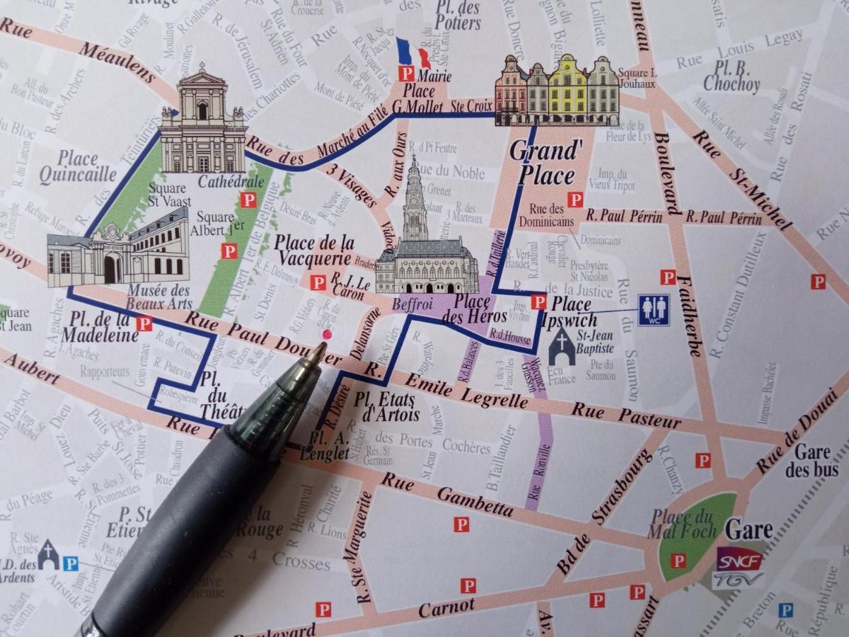 Ferienwohnung Au Pied Du Beffroi Arras Exterior foto